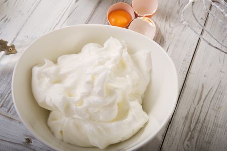 Blancs d'oeufs en neige glaces maison